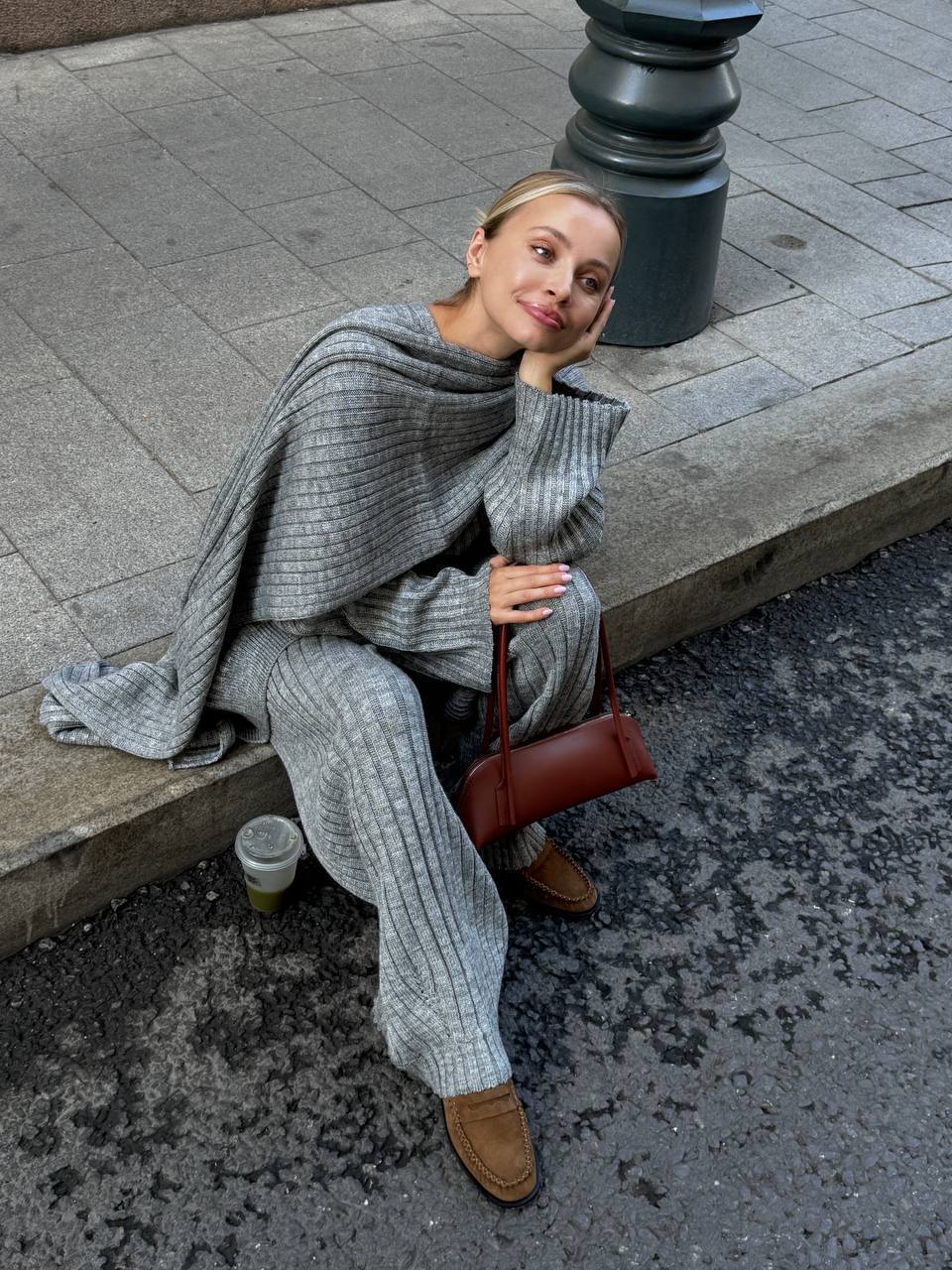 Jeannie™ - Set bordeaux avec pull et pantalon à jambes larges