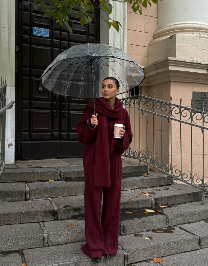 Jeannie™ - Set bordeaux avec pull et pantalon à jambes larges
