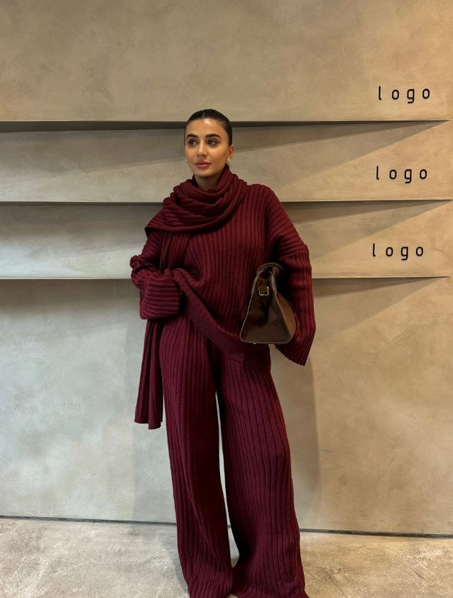 Jeannie™ - Set bordeaux avec pull et pantalon à jambes larges