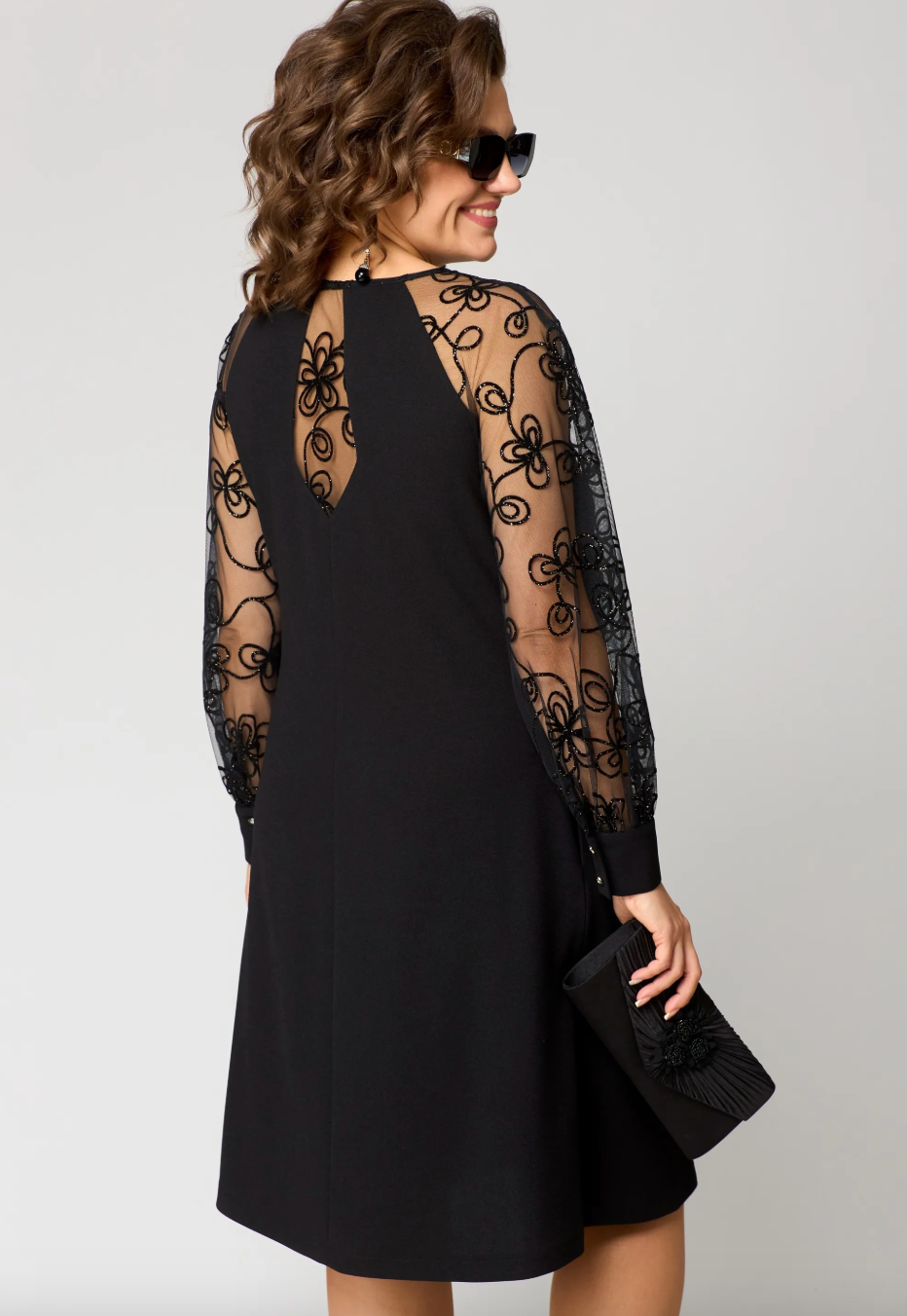 Yvonne - Robe délicate en dentelle, silhouette moulante avec une fente élégante
