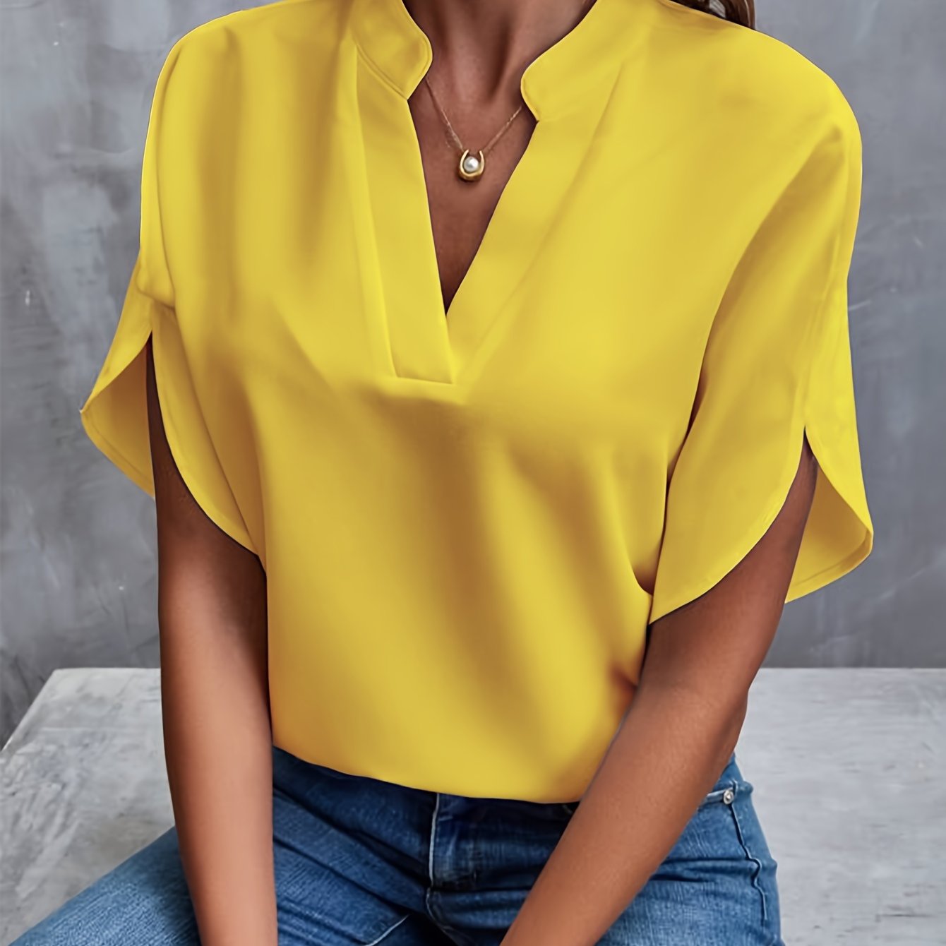 Kiana™ - Blouse Unicolore avec Col en V