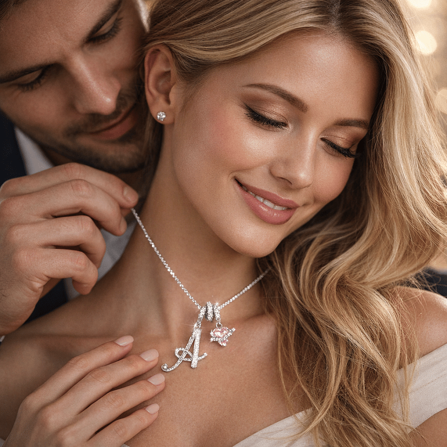 Carmelle™ - Collier Initiale Avec Cœur Rose Brillant