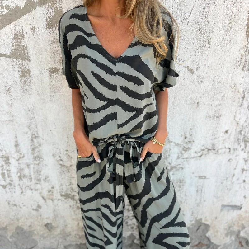 Alina™ - Ensemble top et pantalon à col en V imprimé zèbre