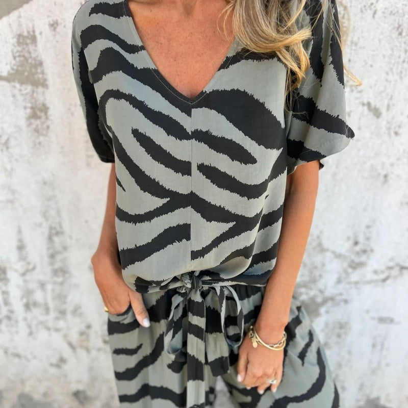 Alina™ - Ensemble top et pantalon à col en V imprimé zèbre