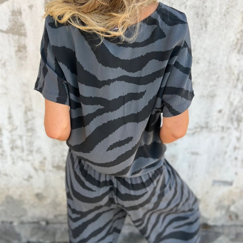 Alina™ - Ensemble top et pantalon à col en V imprimé zèbre