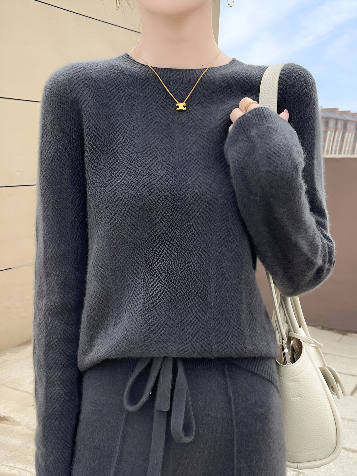 Mika™ - Pull en laine mérinos avec d'élégantes découpes