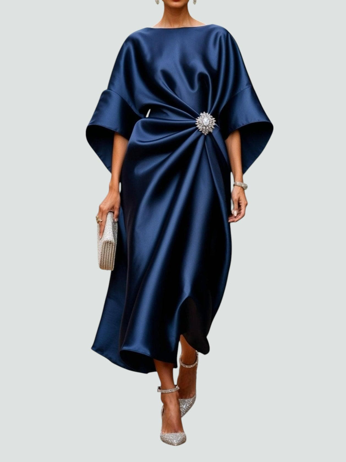 Boukje - Robe longue satinée femme à manches cape et drapé élégant