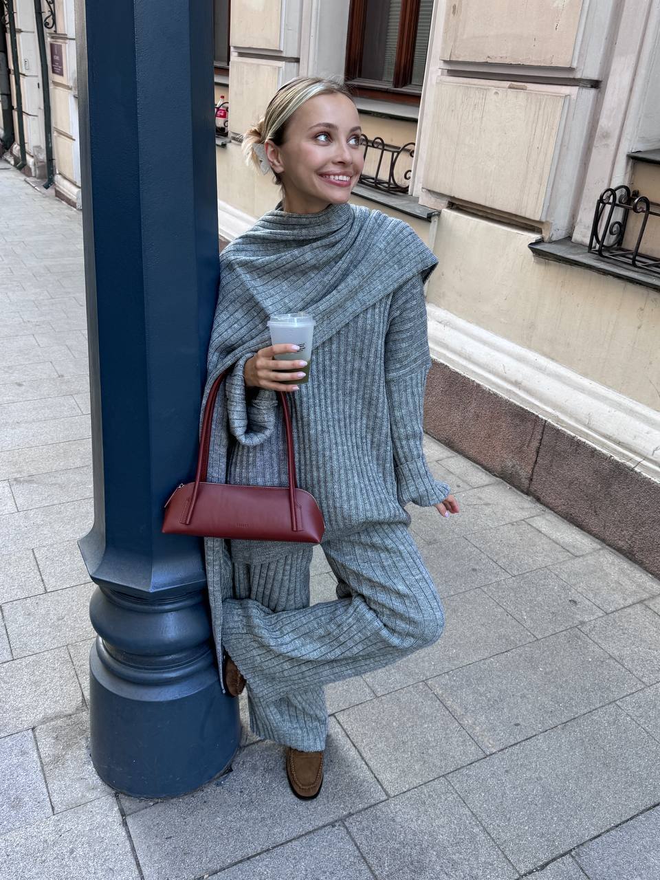 Jeannie™ - Set bordeaux avec pull et pantalon à jambes larges