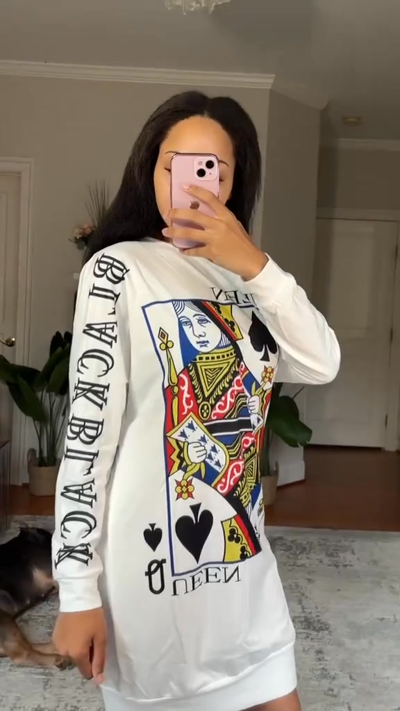 Evarine™ - Robe à Épaules Tombantes et Imprimé Cartes